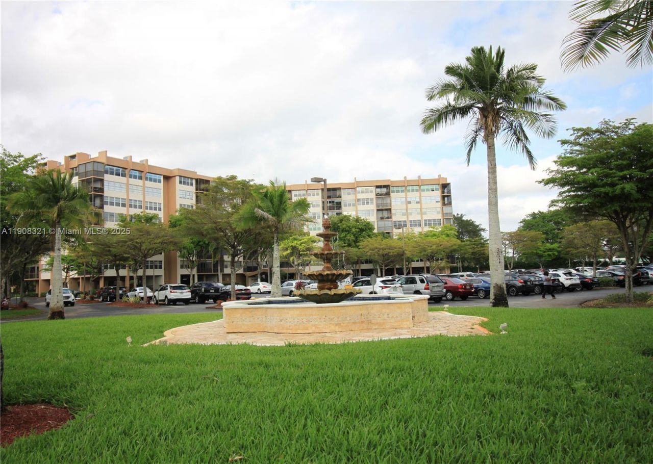 1000 Sain Charles Place, Unit 604, Pembroke Pines, FL 33026 Photo