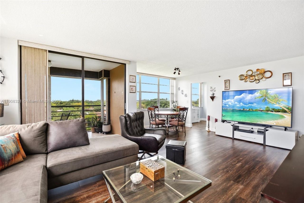 1000 Sain Charles Place, Unit 604, Pembroke Pines, FL 33026 Photo