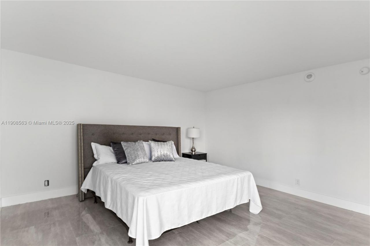 100 Bayview Dr, Unit 227, Sunny Isles Beach, FL 33160 Photo