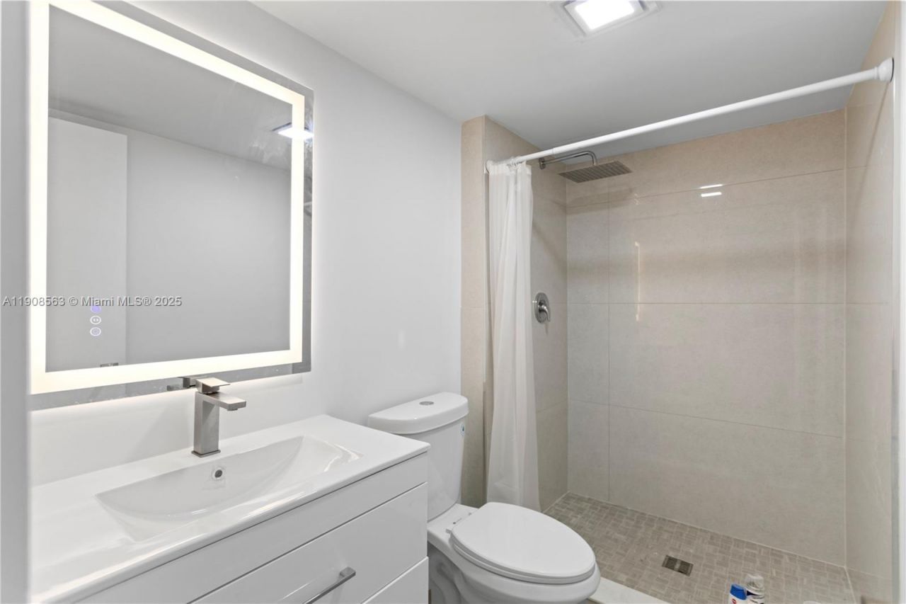 100 Bayview Dr, Unit 227, Sunny Isles Beach, FL 33160 Photo