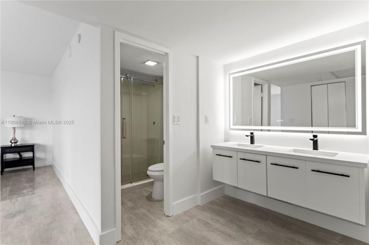 100 Bayview Dr, Unit 227, Sunny Isles Beach, FL 33160 Photo