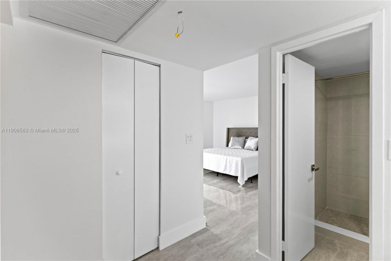 100 Bayview Dr, Unit 227, Sunny Isles Beach, FL 33160 Photo