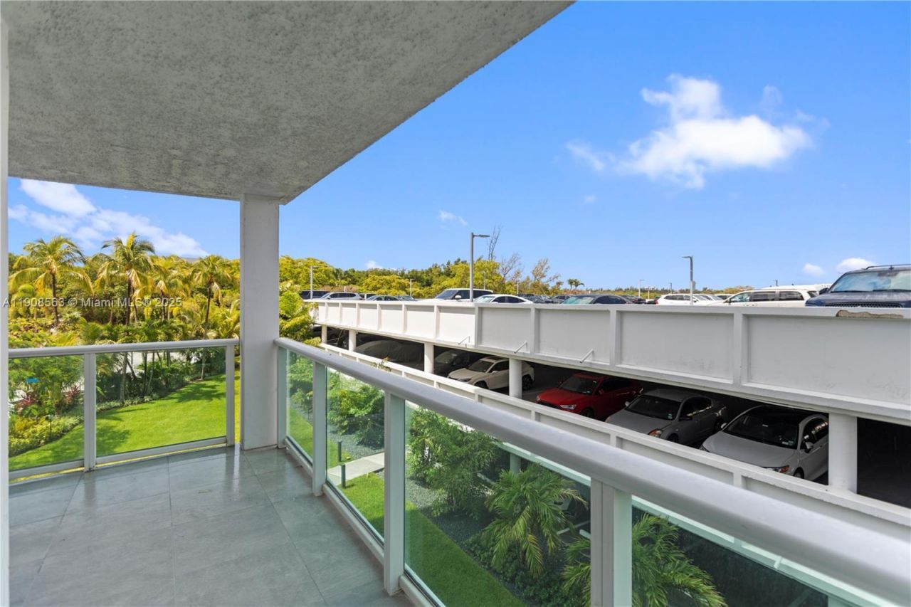 100 Bayview Dr, Unit 227, Sunny Isles Beach, FL 33160 Photo