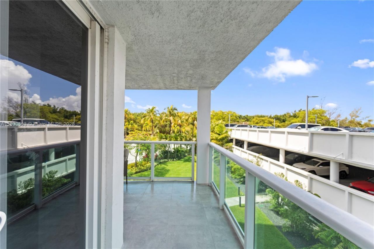 100 Bayview Dr, Unit 227, Sunny Isles Beach, FL 33160 Photo