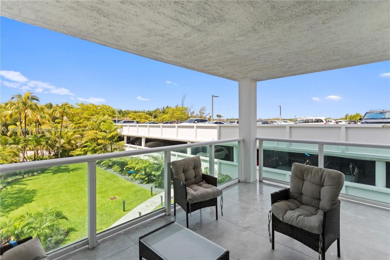 100 Bayview Dr, Unit 227, Sunny Isles Beach, FL 33160 Photo