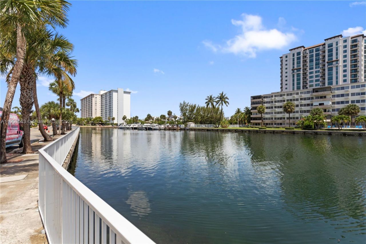 100 Bayview Dr, Unit 227, Sunny Isles Beach, FL 33160 Photo