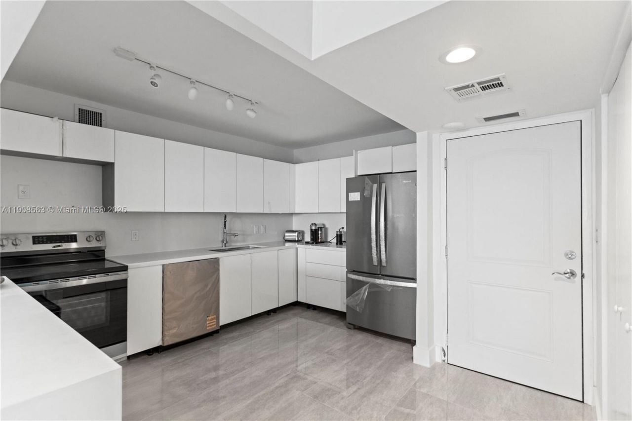 100 Bayview Dr, Unit 227, Sunny Isles Beach, FL 33160 Photo