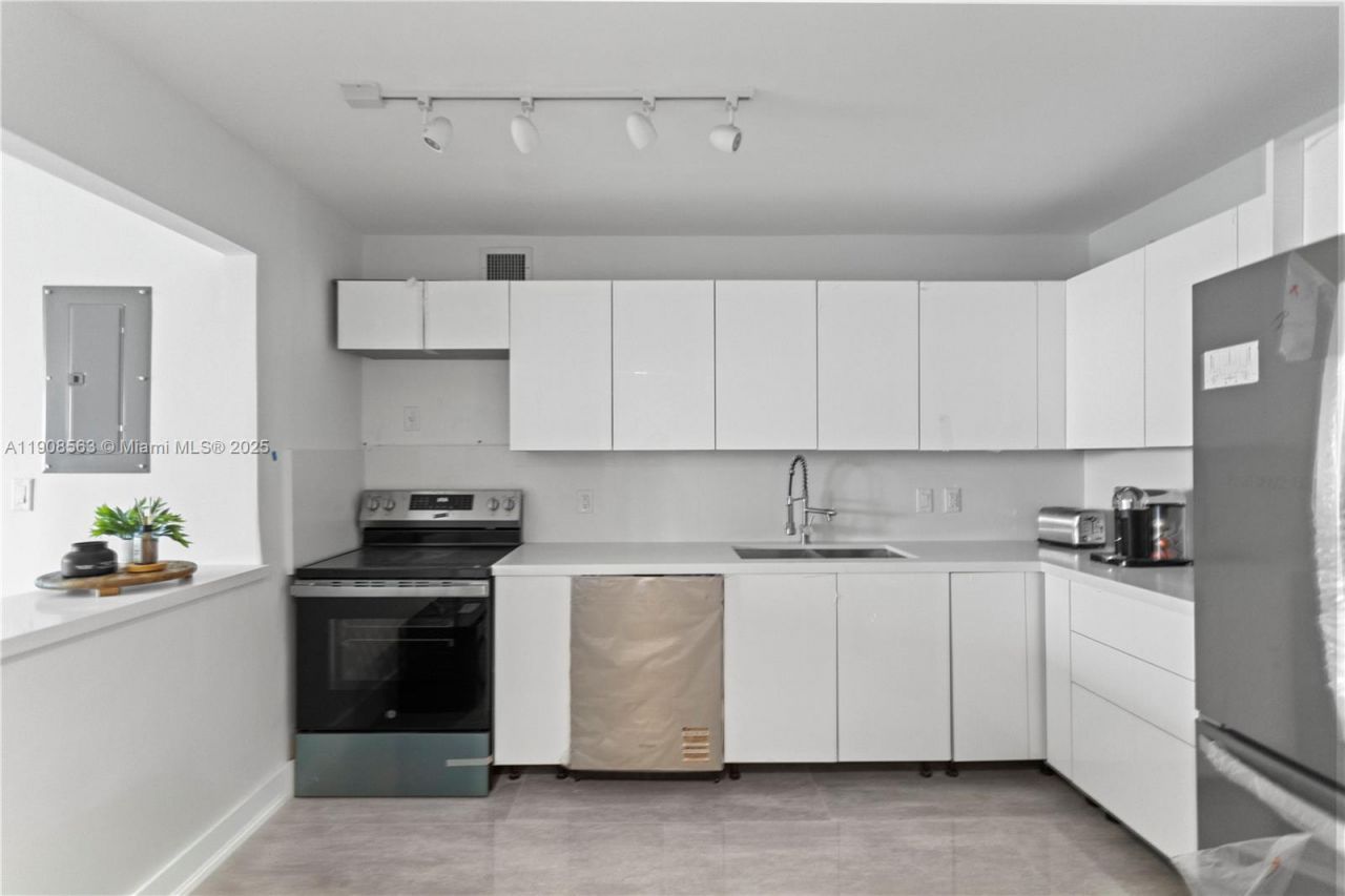 100 Bayview Dr, Unit 227, Sunny Isles Beach, FL 33160 Photo