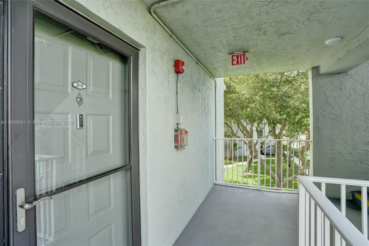 2220 N Cypress Bend Dr, Unit 310, Pompano Beach, FL 33069 Photo