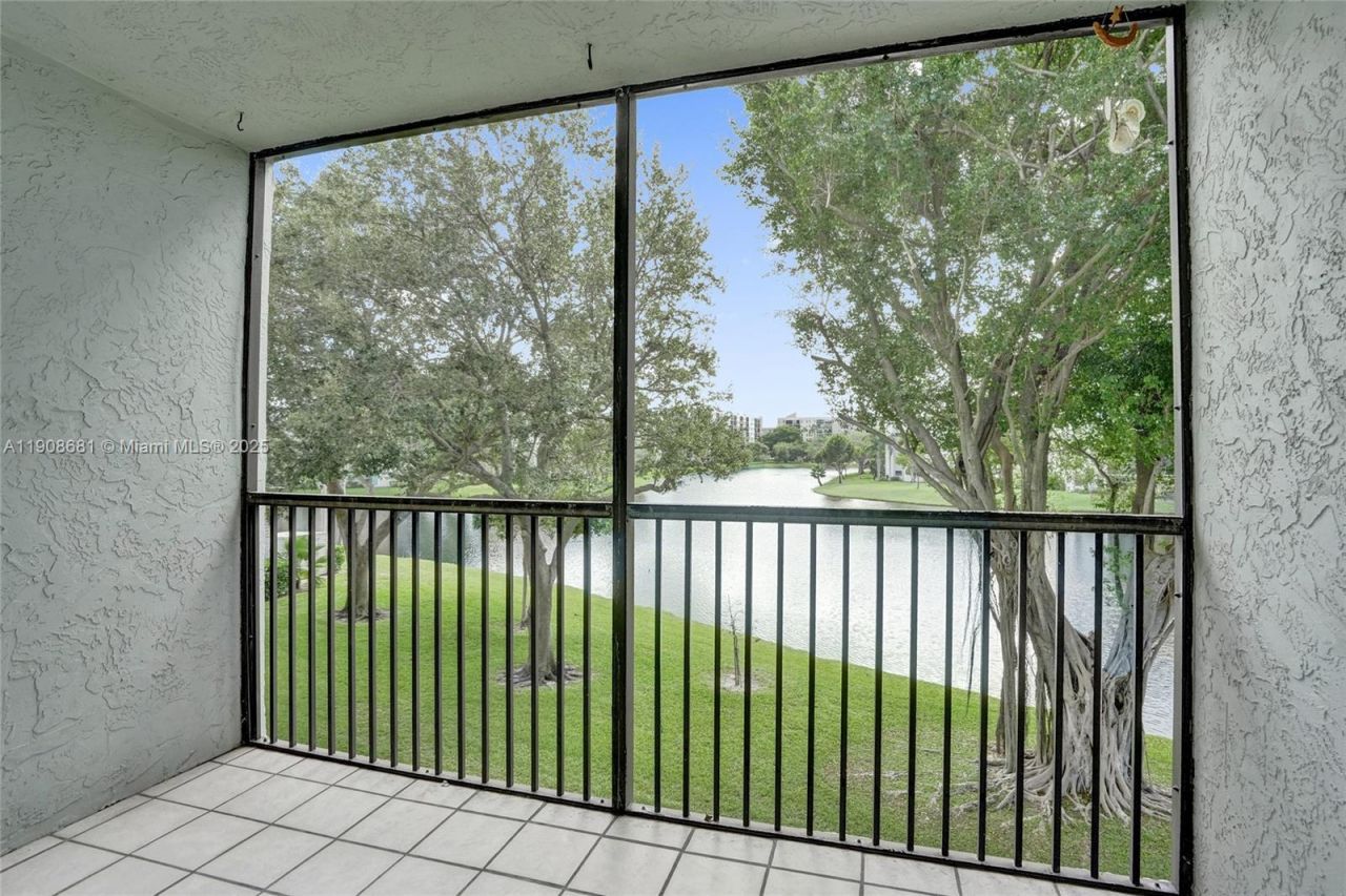 2220 N Cypress Bend Dr, Unit 310, Pompano Beach, FL 33069 Photo