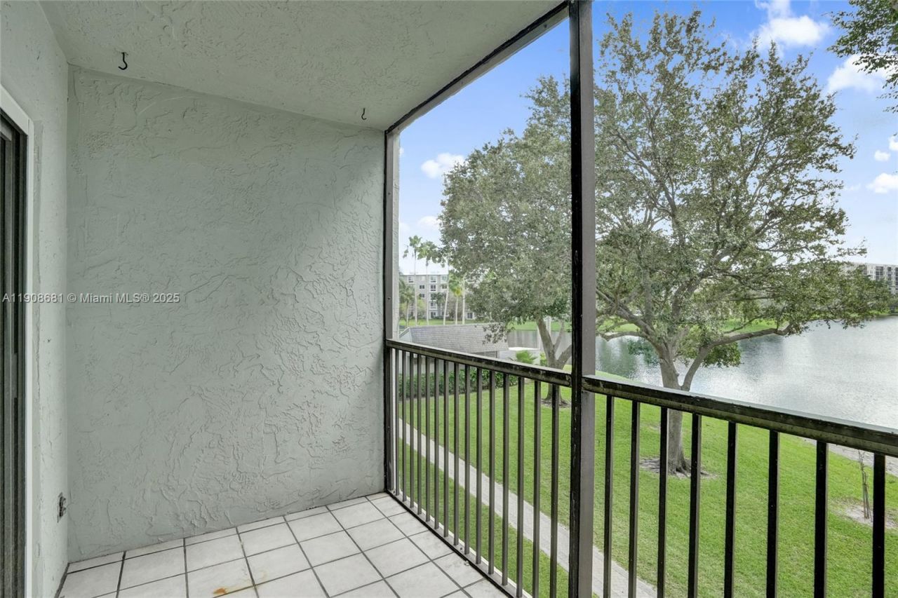2220 N Cypress Bend Dr, Unit 310, Pompano Beach, FL 33069 Photo