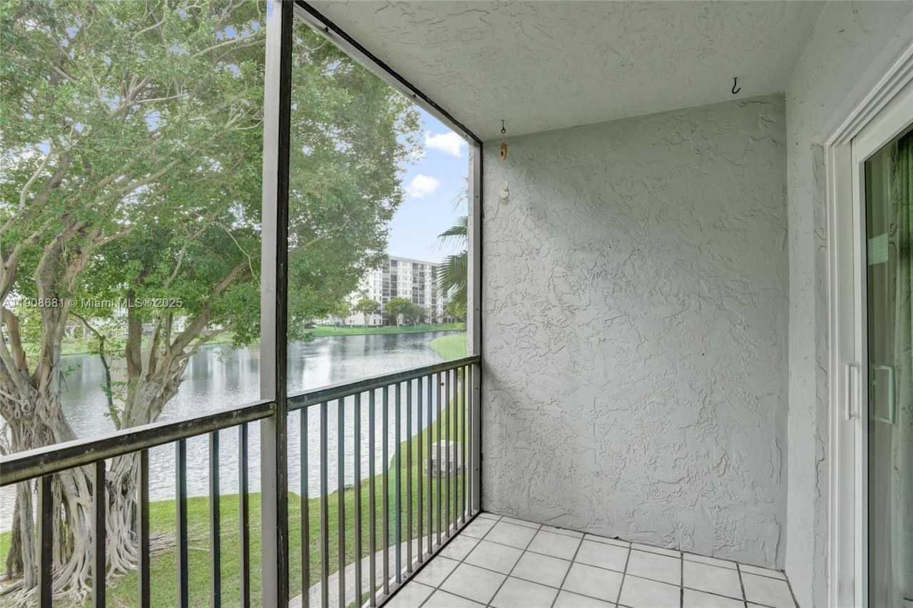 2220 N Cypress Bend Dr, Unit 310, Pompano Beach, FL 33069 Photo