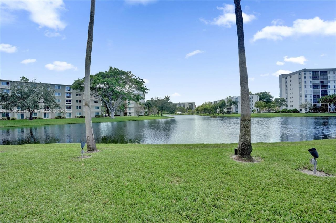 2220 N Cypress Bend Dr, Unit 310, Pompano Beach, FL 33069 Photo