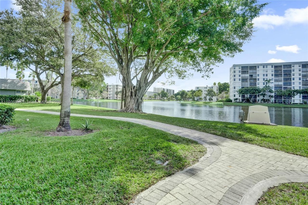2220 N Cypress Bend Dr, Unit 310, Pompano Beach, FL 33069 Photo