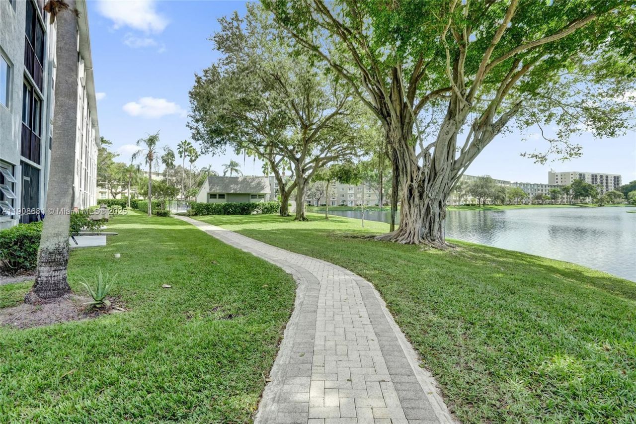 2220 N Cypress Bend Dr, Unit 310, Pompano Beach, FL 33069 Photo