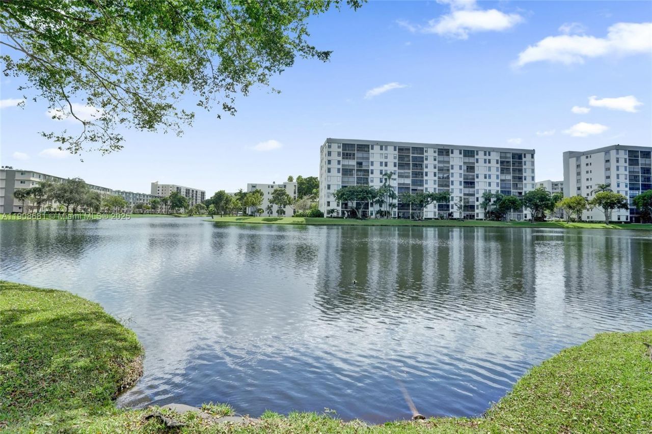 2220 N Cypress Bend Dr, Unit 310, Pompano Beach, FL 33069 Photo