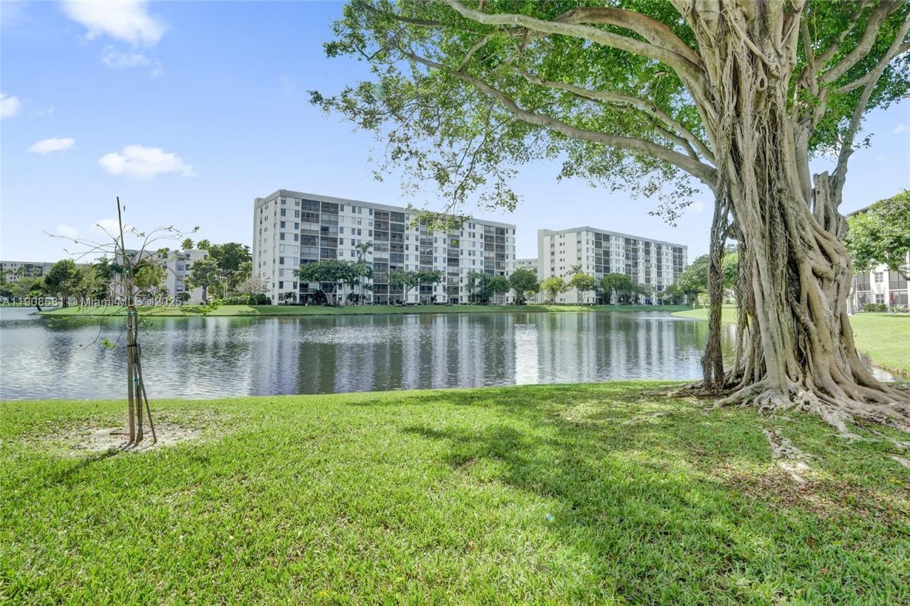 2220 N Cypress Bend Dr, Unit 310, Pompano Beach, FL 33069 Photo