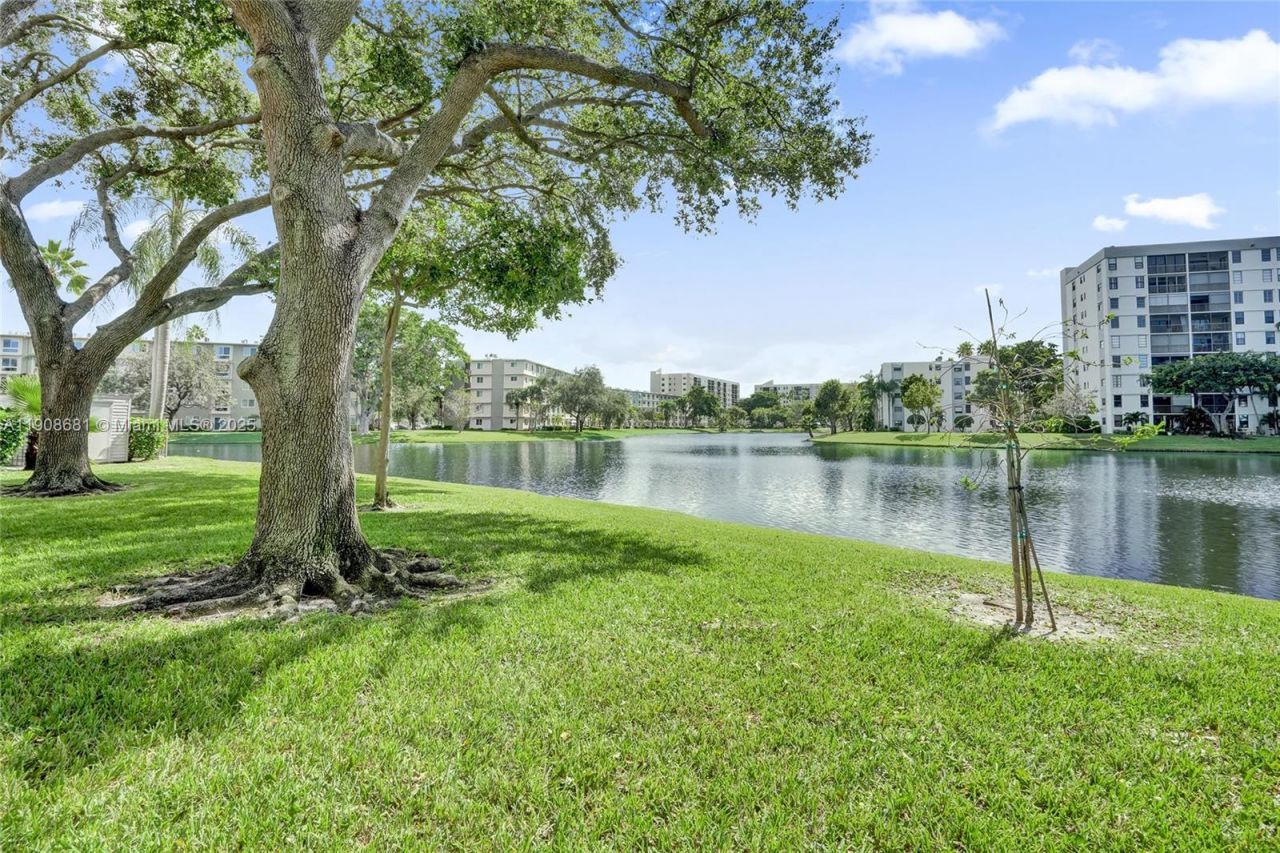 2220 N Cypress Bend Dr, Unit 310, Pompano Beach, FL 33069 Photo