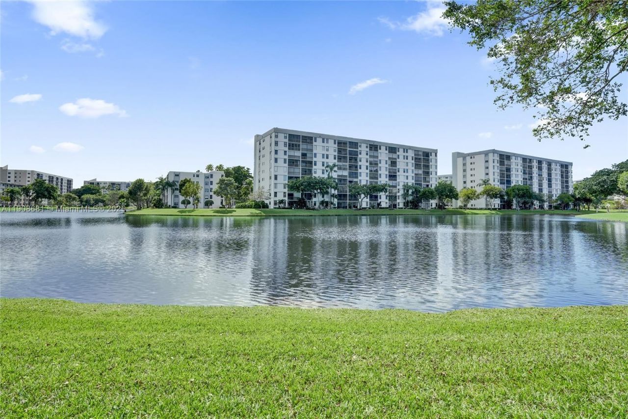 2220 N Cypress Bend Dr, Unit 310, Pompano Beach, FL 33069 Photo