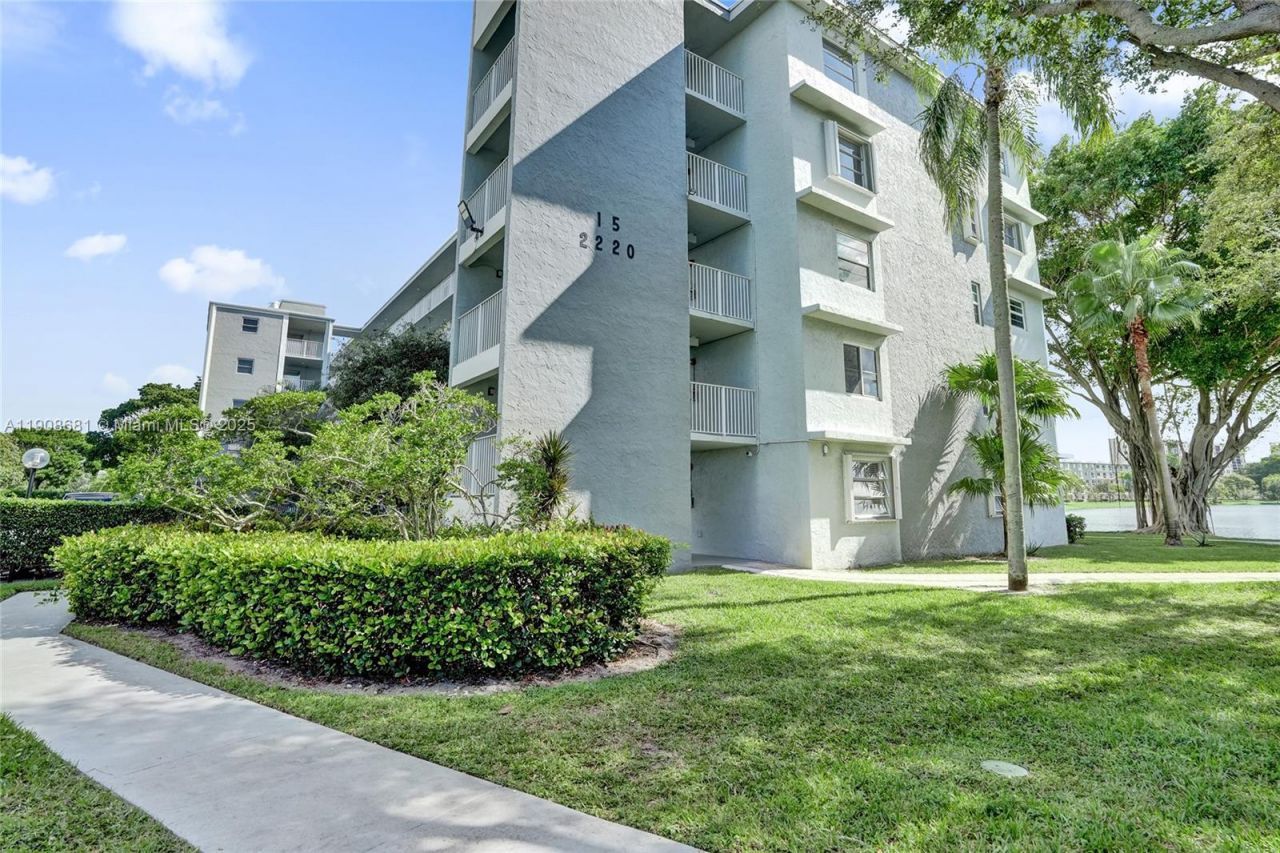 2220 N Cypress Bend Dr, Unit 310, Pompano Beach, FL 33069 Photo
