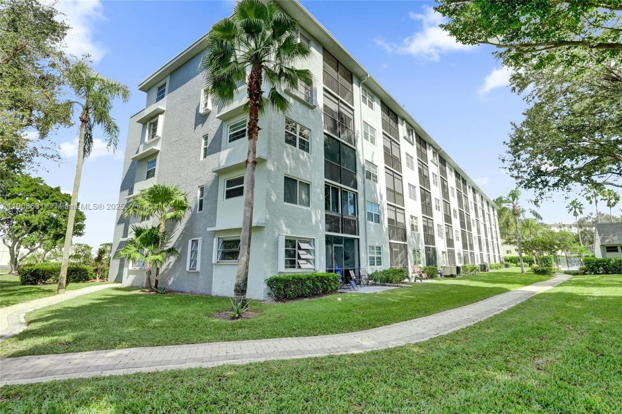 2220 N Cypress Bend Dr, Unit 310, Pompano Beach, FL 33069 Photo