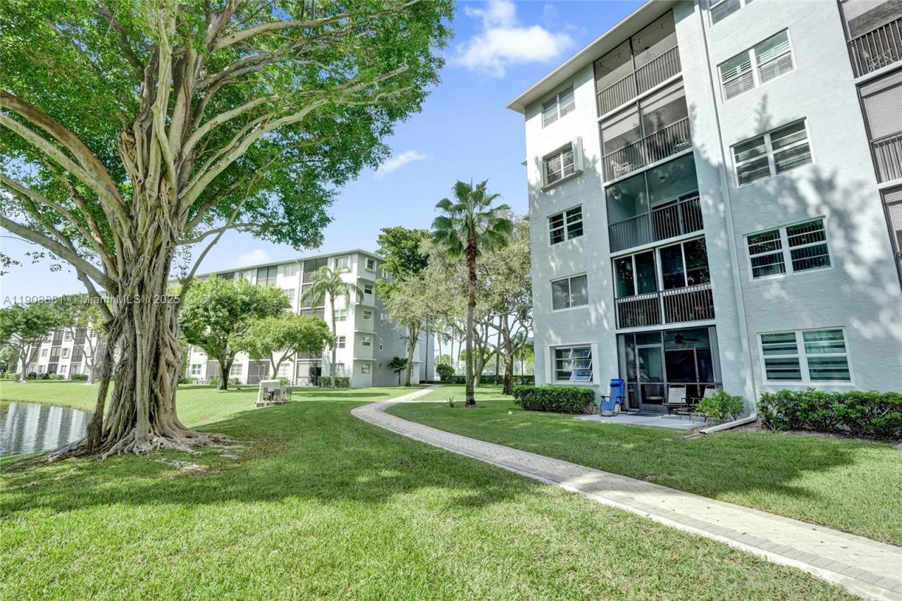 2220 N Cypress Bend Dr, Unit 310, Pompano Beach, FL 33069 Photo