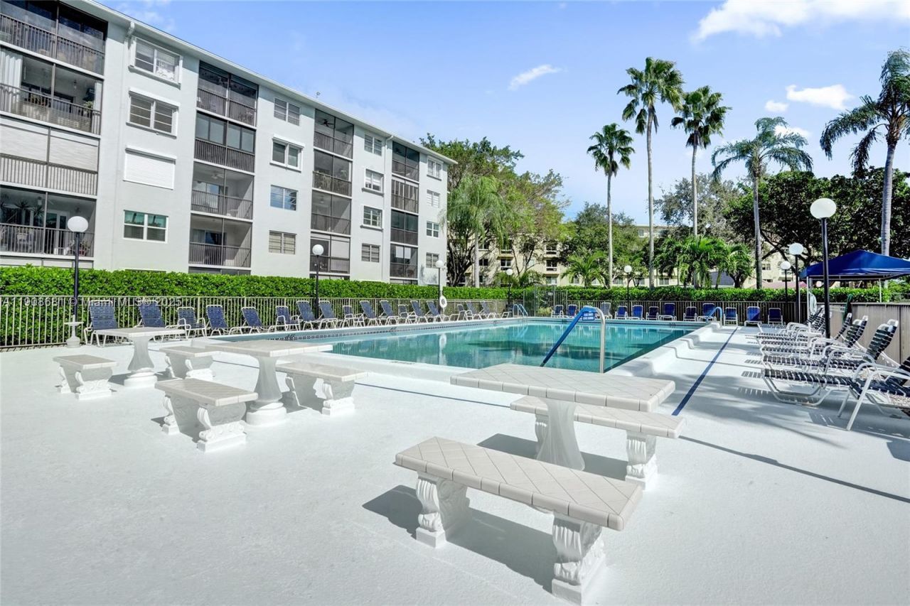 2220 N Cypress Bend Dr, Unit 310, Pompano Beach, FL 33069 Photo