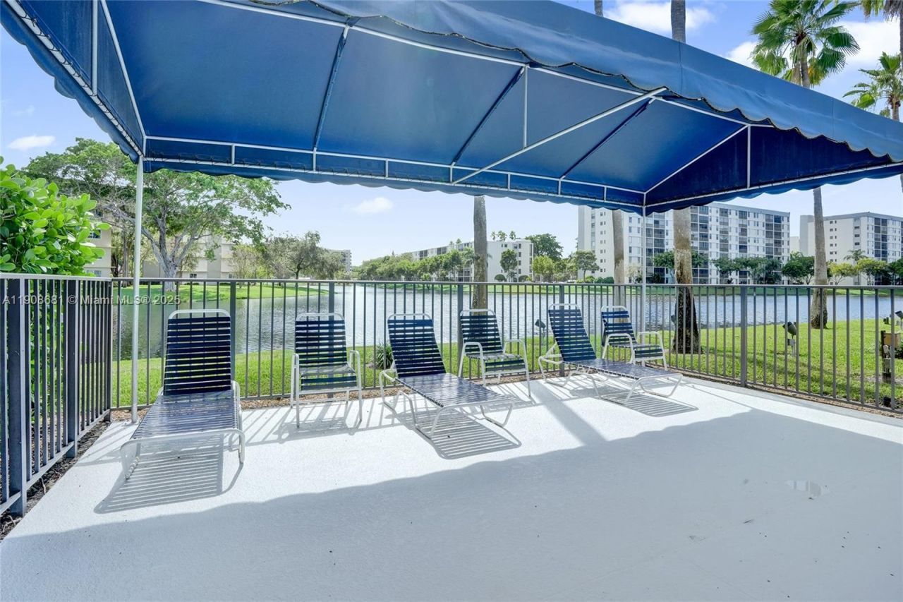 2220 N Cypress Bend Dr, Unit 310, Pompano Beach, FL 33069 Photo