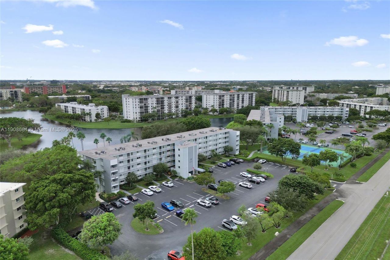 2220 N Cypress Bend Dr, Unit 310, Pompano Beach, FL 33069 Photo