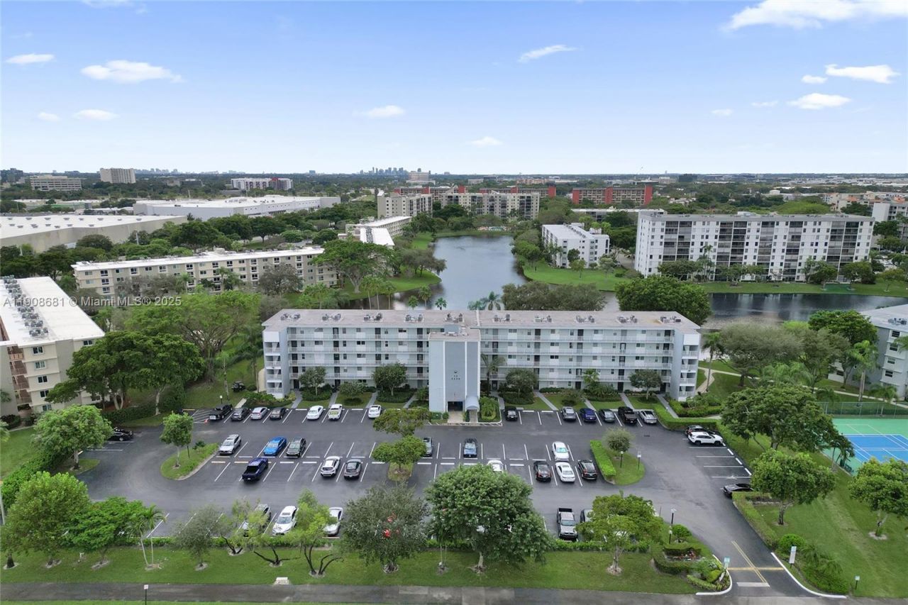 2220 N Cypress Bend Dr, Unit 310, Pompano Beach, FL 33069 Photo