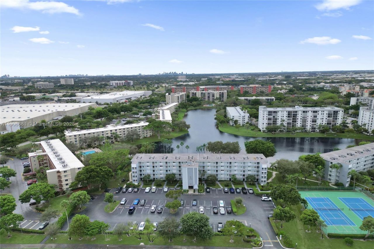 2220 N Cypress Bend Dr, Unit 310, Pompano Beach, FL 33069 Photo