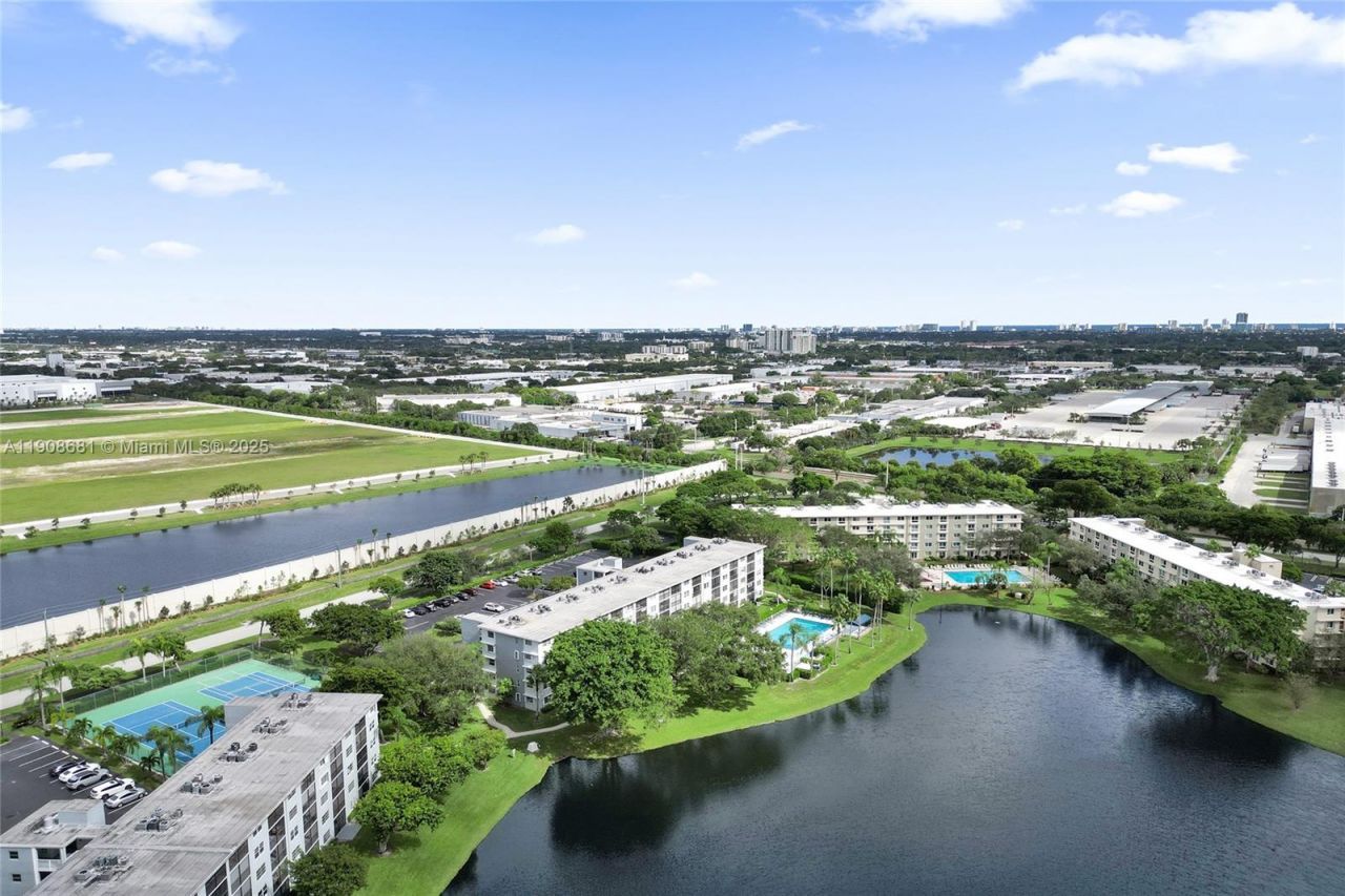 2220 N Cypress Bend Dr, Unit 310, Pompano Beach, FL 33069 Photo