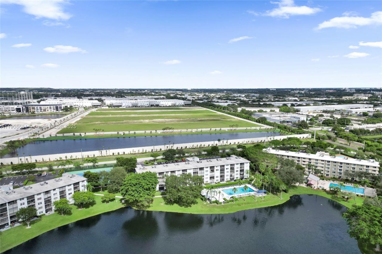 2220 N Cypress Bend Dr, Unit 310, Pompano Beach, FL 33069 Photo