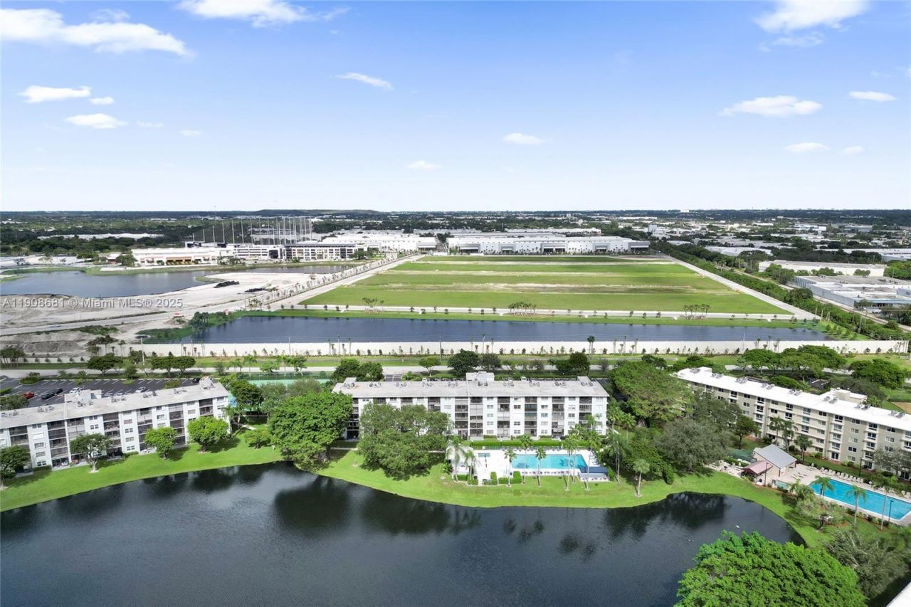 2220 N Cypress Bend Dr, Unit 310, Pompano Beach, FL 33069 Photo