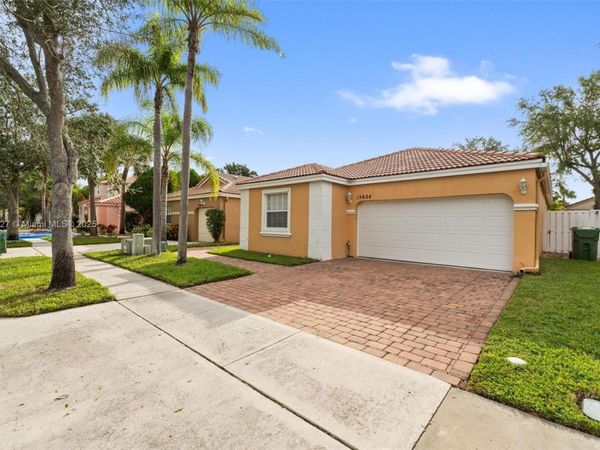 15624 NW 12th Rd, Pembroke Pines, FL 33028