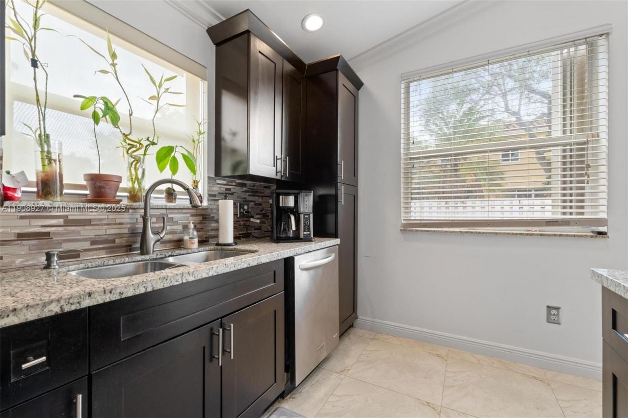 15624 NW 12th Rd, Pembroke Pines, FL 33028 Photo