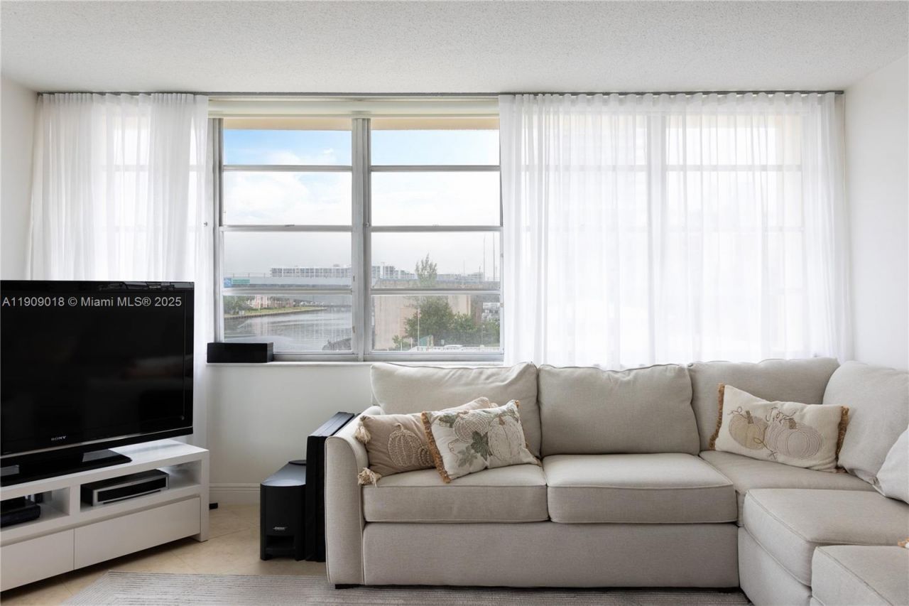 1817 S Ocean Dr, Unit 320, Hallandale Beach, FL 33009 Photo