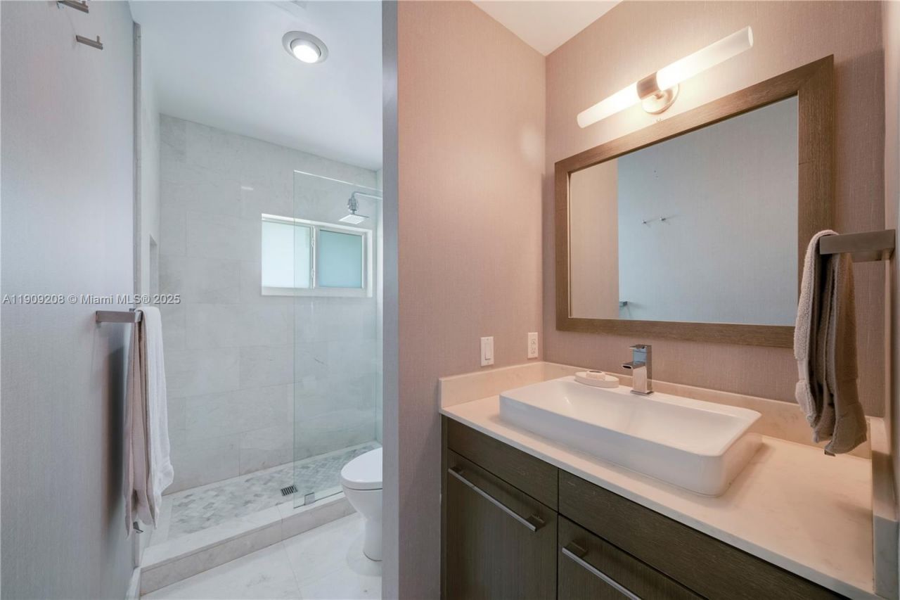 1616 S Bayshore Dr, Miami, FL 33133 Photo