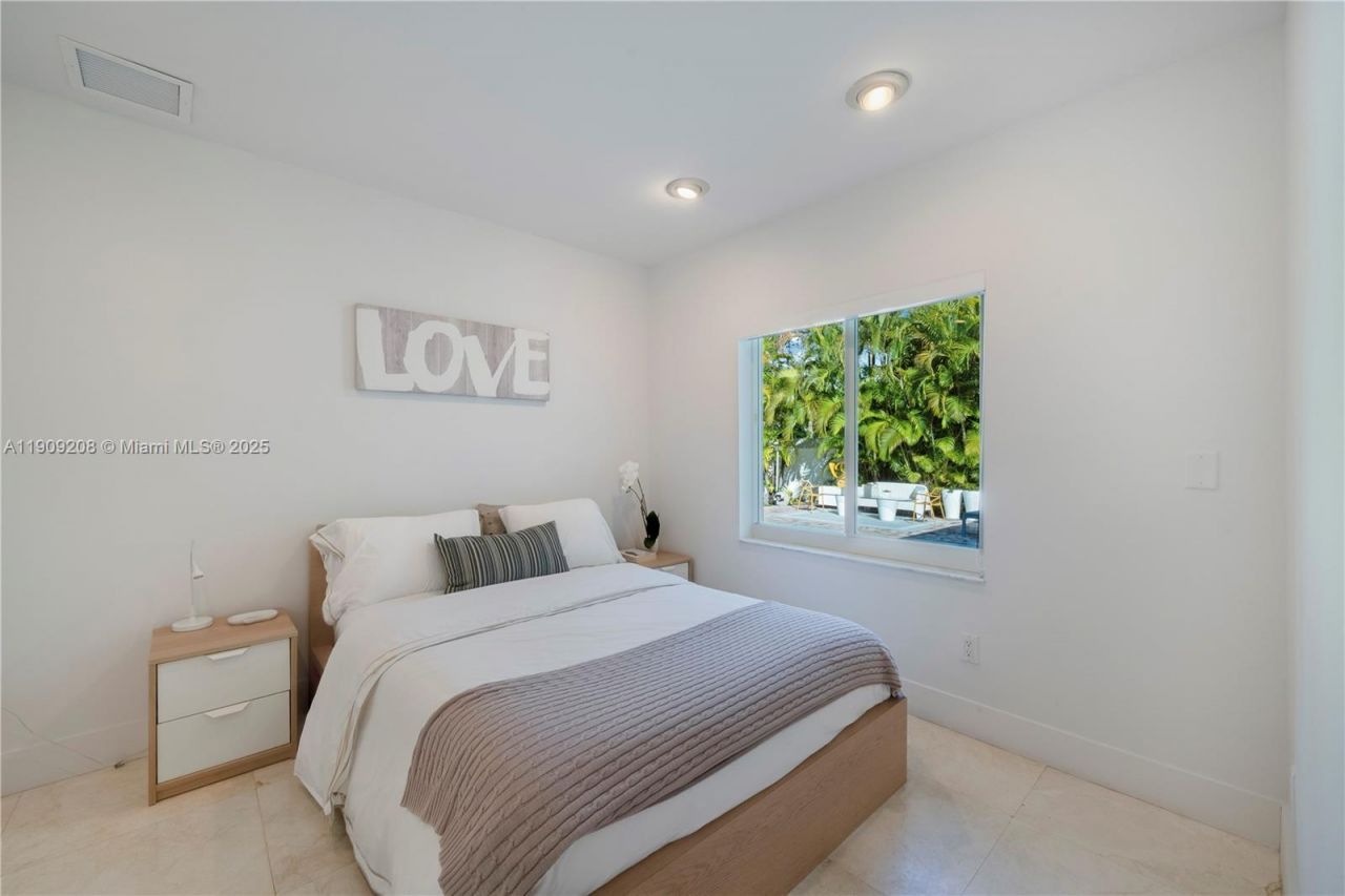 1616 S Bayshore Dr, Miami, FL 33133 Photo