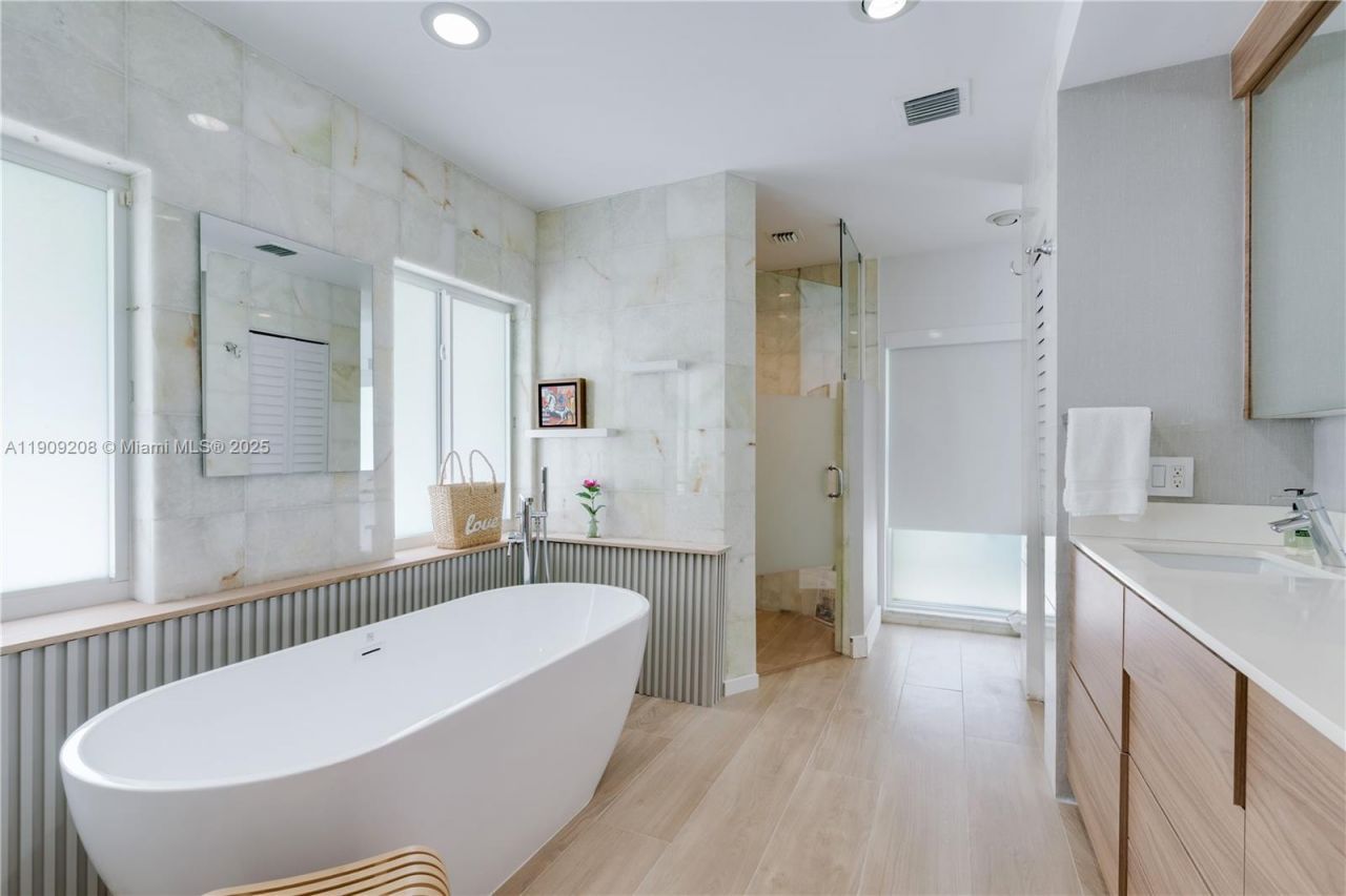 1616 S Bayshore Dr, Miami, FL 33133 Photo