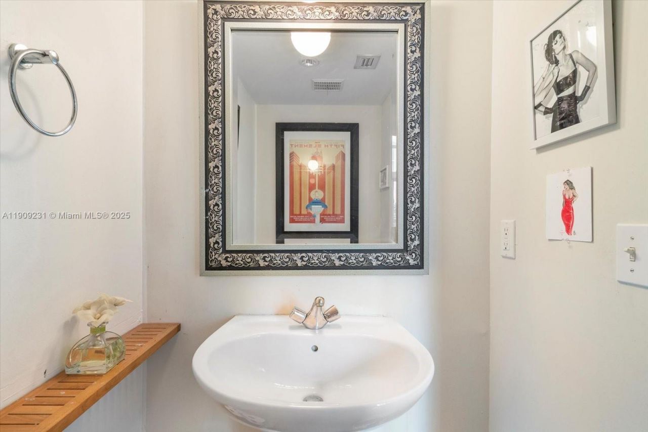 7744 Collins Ave, Unit 17, Miami Beach, FL 33141 Photo