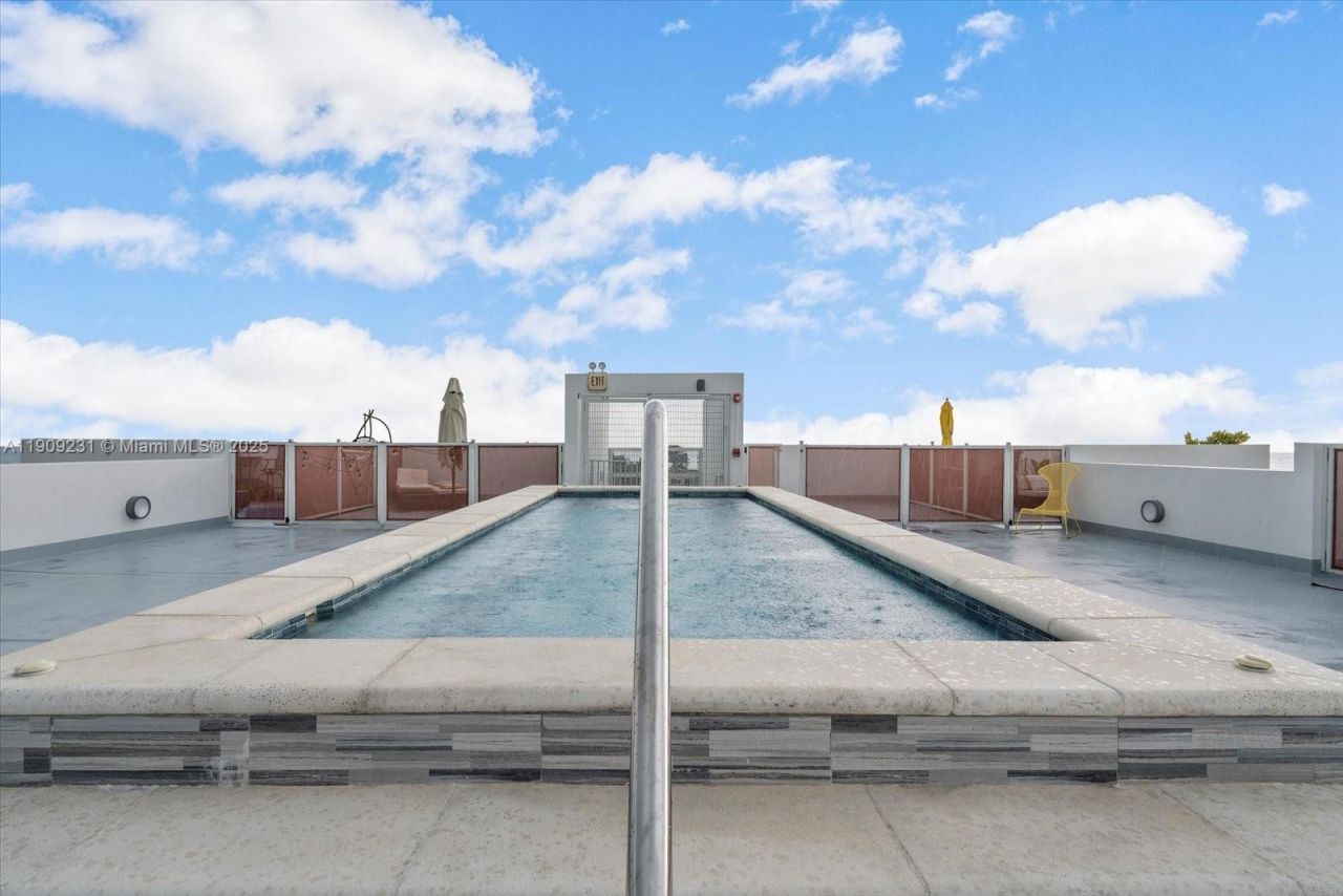 7744 Collins Ave, Unit 17, Miami Beach, FL 33141 Photo