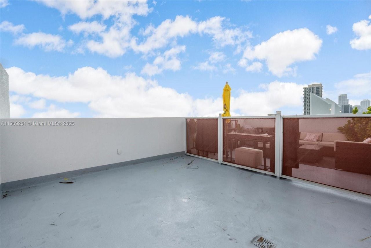 7744 Collins Ave, Unit 17, Miami Beach, FL 33141 Photo