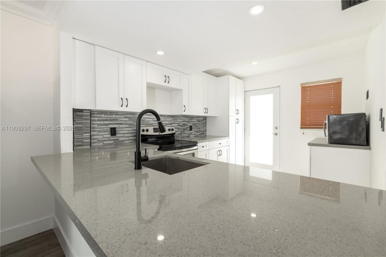 1075 NE Miami Gardens Dr, Unit 707, Miami, FL 33179 Photo