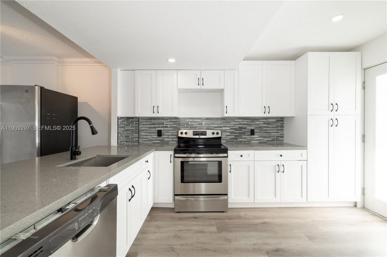 1075 NE Miami Gardens Dr, Unit 707, Miami, FL 33179 Photo