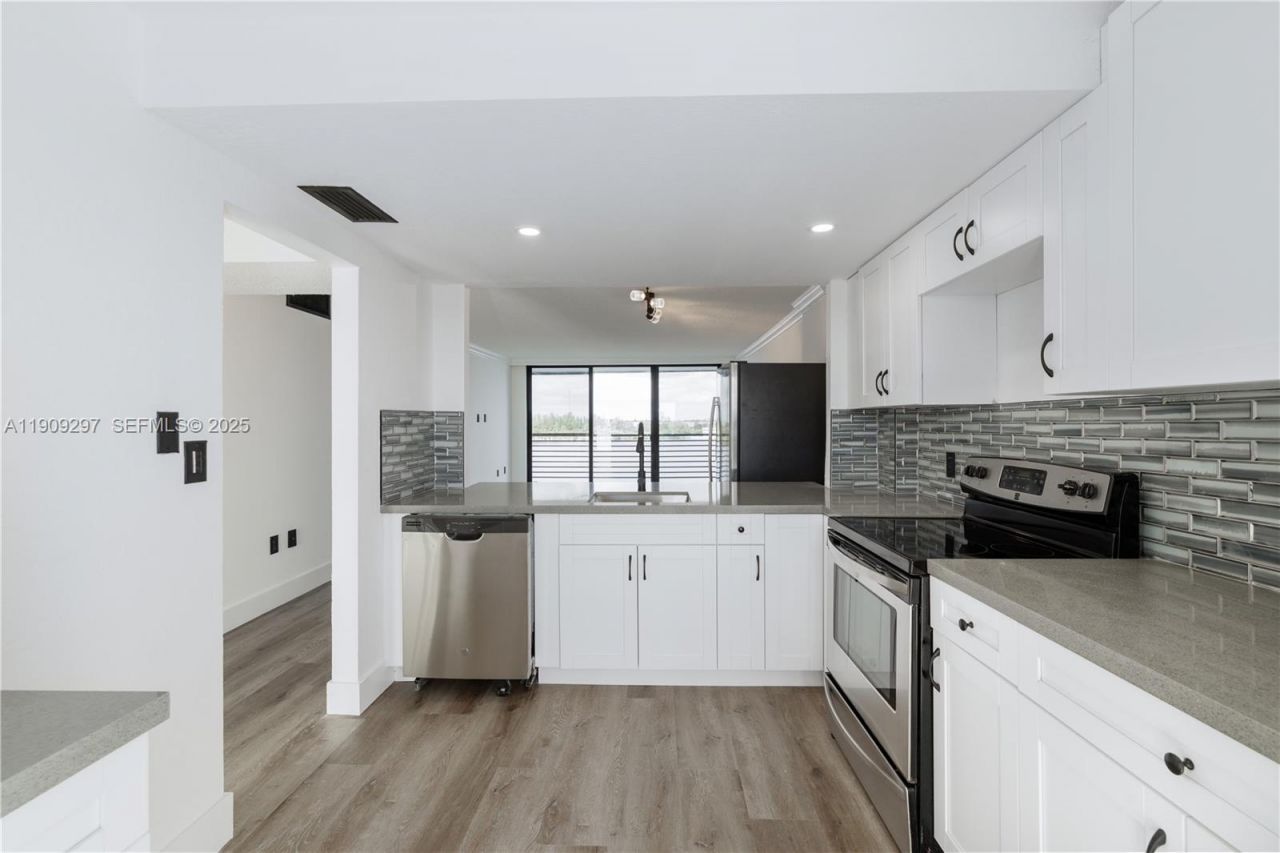 1075 NE Miami Gardens Dr, Unit 707, Miami, FL 33179 Photo