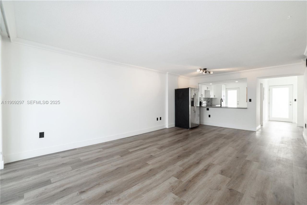 1075 NE Miami Gardens Dr, Unit 707, Miami, FL 33179 Photo