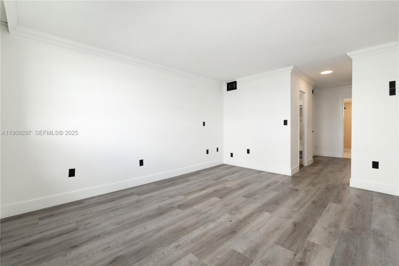 1075 NE Miami Gardens Dr, Unit 707, Miami, FL 33179 Photo