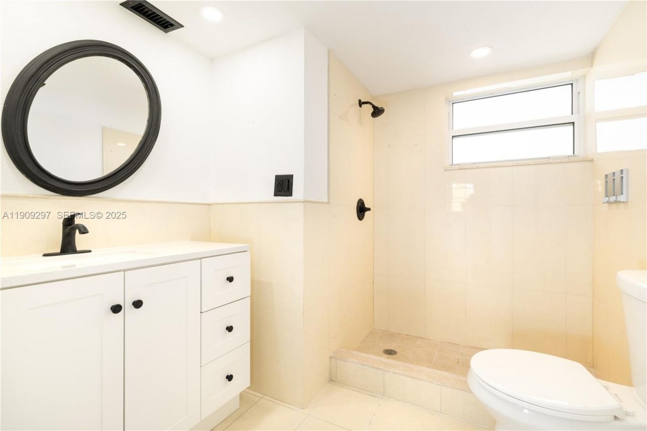 1075 NE Miami Gardens Dr, Unit 707, Miami, FL 33179 Photo