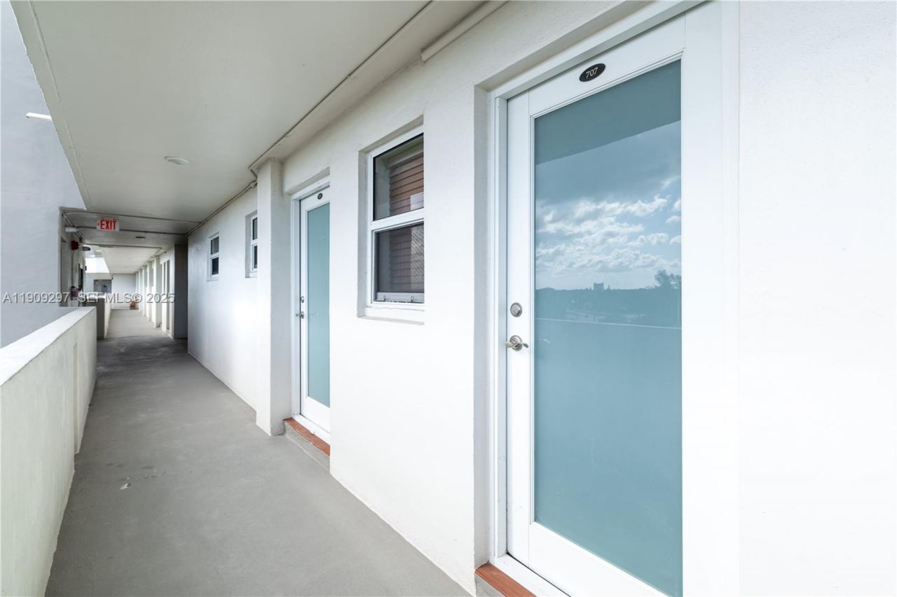 1075 NE Miami Gardens Dr, Unit 707, Miami, FL 33179 Photo